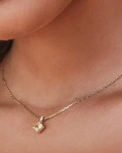 20th Anniversary Dira 14k Yellow Gold Cushion Cut Pendant Necklace In Yellow Lab Grown Diamond -Kendra Scott Kendra Scott Dira Pendant Necklace Yellow Diamond Gold 01
