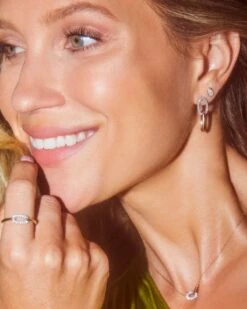 Elisa 14k Yellow Gold Interlocking Pendant Necklace In White Diamond 10 Elisa 14k Yellow Gold Interlocking Pendant Necklace In White Diamond -Kendra Scott Kendra Scott Interlocking Elisa Pendant Necklace Yellow Gold 01