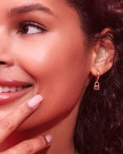 Jess Lock Huggie Earrings In Gold -Kendra Scott Kendra Scott Jessie Tiny Locket Huggie Earring Gold 01