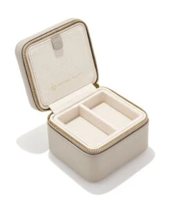 Small Travel Jewelry Case In Taupe -Kendra Scott kendra scott wolf small zip jewelry case taupe 01